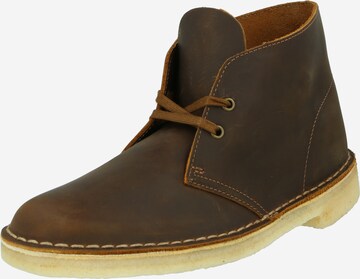 Botine Chukka de la Clarks Originals pe maro: față