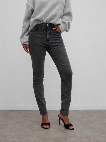 Slimfit Jeans di RÆRE by Lorena Rae in grigio: frontale