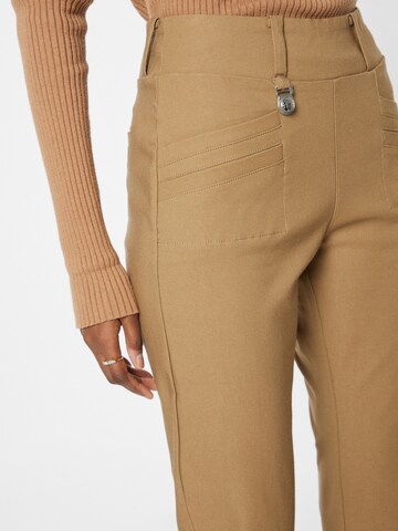 Coupe slim Pantalon de sport 'Embrace' Röhnisch en marron