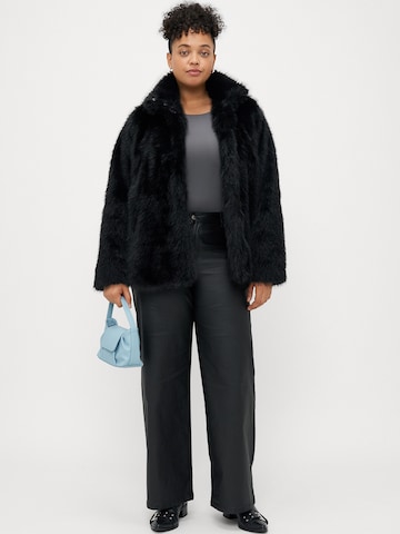 Giacca di mezza stagione 'VMCMonroe' di Vero Moda Curve in nero