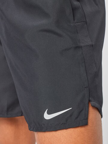 NIKE Regular Sportshorts in Schwarz