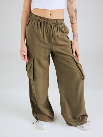 Wide leg Pantaloni cargo 'OPA-P.PA' di SISTERS POINT in verde: frontale