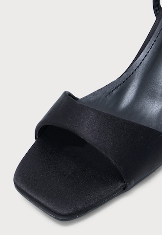 GLAMOROUS - Sandalias en negro: frente