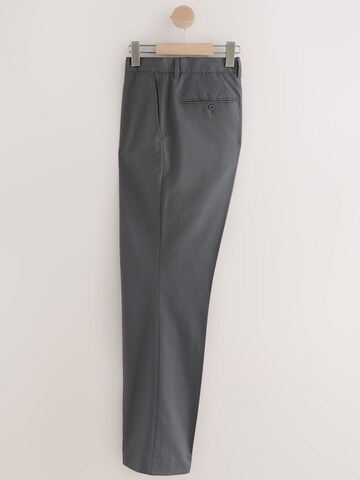 Coupe slim Pantalon à plis Next en gris