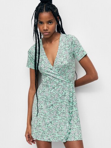 Pull&Bear Kleid in Grün: Vorderseite