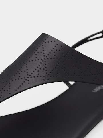 Calvin Klein Σαγιονάρες διχαλωτές σε μαύρο