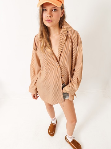 Bianco Lucci Блузка в Бежевый: спереди