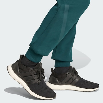 ADIDAS SPORTSWEAR Дънки Tapered Leg Спортен панталон 'Z.N.E.' в зелено