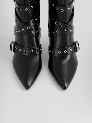 Bershka Stiefelette in Schwarz