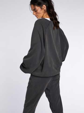 Loosefit Pantaloni 'Embroidered shell sweatpants' di BARRYAN in grigio
