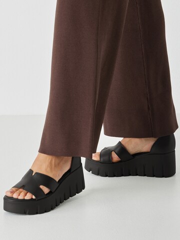 Tamaris - Sandalias con hebilla en negro