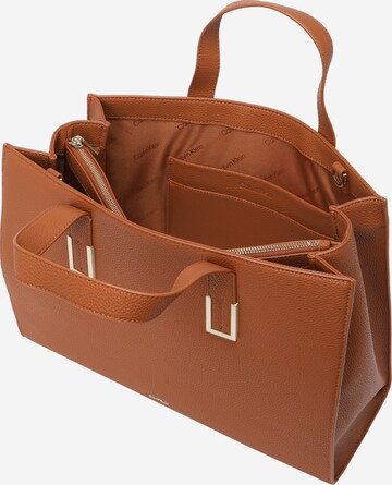 Calvin Klein Shopper in Braun