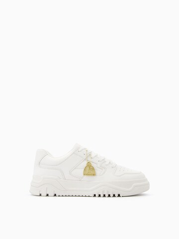 Baskets basses Bershka en blanc