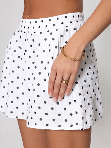 SASSYCLASSY Loosefit Hose‌‌‌‌‌‌‌ in Weiß