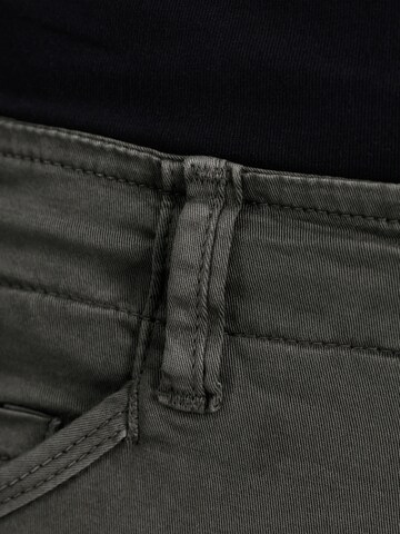 Effilé Pantalon cargo 'Spy' ALPHA INDUSTRIES en gris