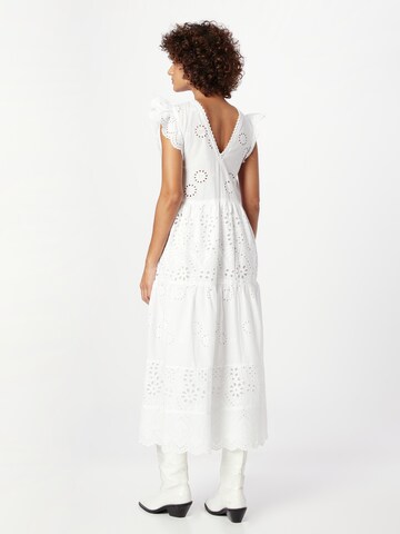 Robe Warehouse en blanc