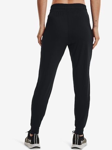 Effilé Pantalon de sport UNDER ARMOUR en noir