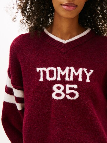 Tommy Jeans Πουλόβερ '85' σε κόκκινο