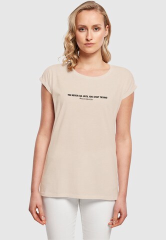 T-shirt 'Never Give Up' Merchcode en beige : devant