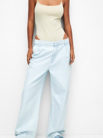 Wide Leg Jean à pince Pull&Bear en bleu : devant