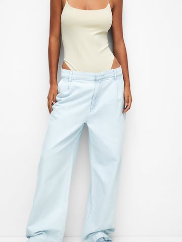 Pull&Bear Wide leg Pressveckade jeans i blå: framsida