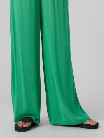 VERO MODA Široke hlačnice Hlače 'Menny' | zelena barva