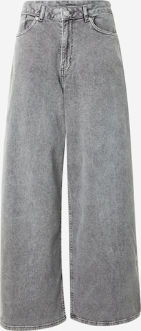 Jean Monki en gris : devant