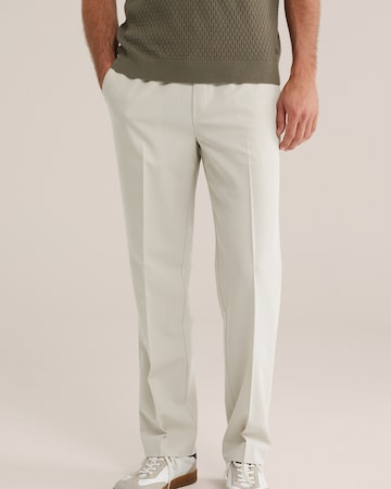 WE Fashion - regular Pantalón de pinzas en beige: frente