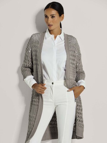 MADELEINE Strickjacke in Braun: Vorderseite