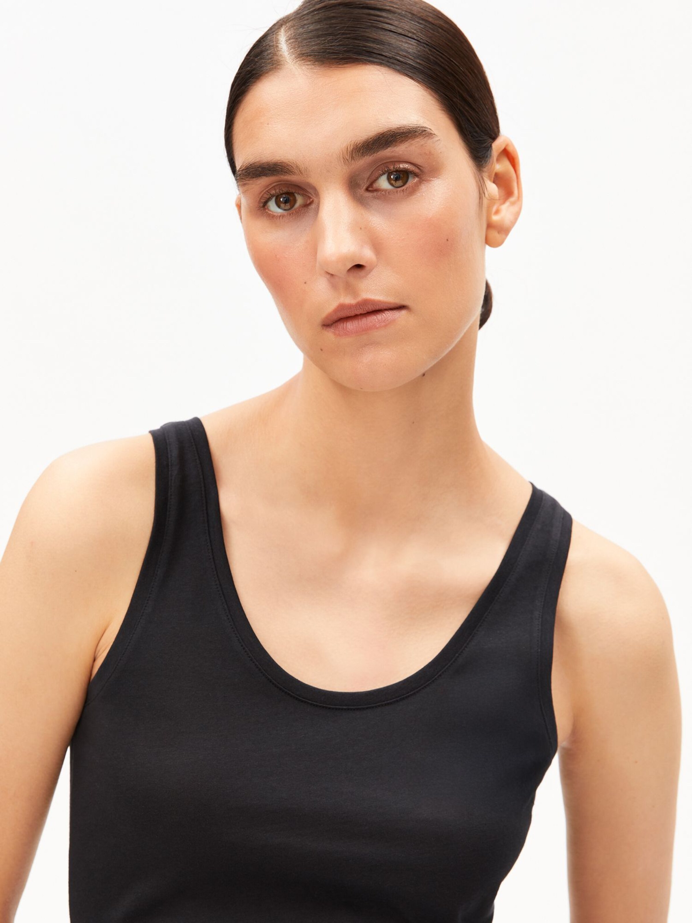 ARMEDANGELS Top in Zwart: voorkant