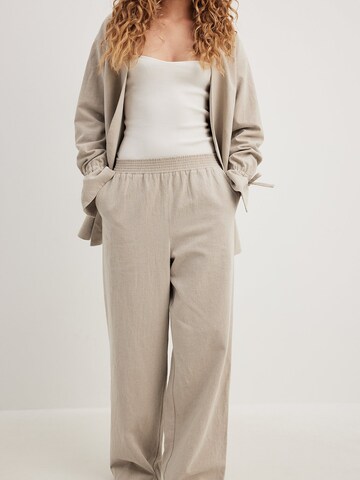 NA-KD Loose fit Pants in Beige: front