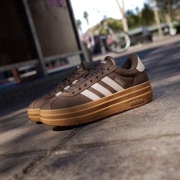 ADIDAS SPORTSWEAR Σνίκερ χαμηλό 'VL Court Bold' σε καφέ
