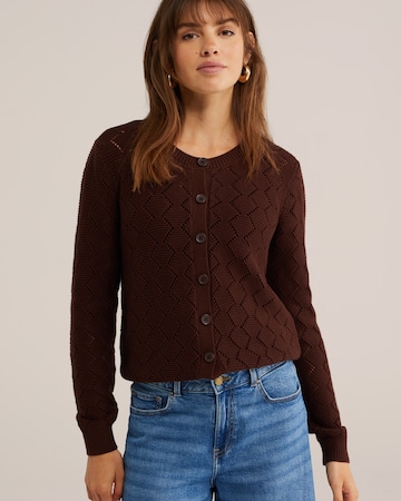 WE Fashion Strickjacke in Braun: Vorderseite