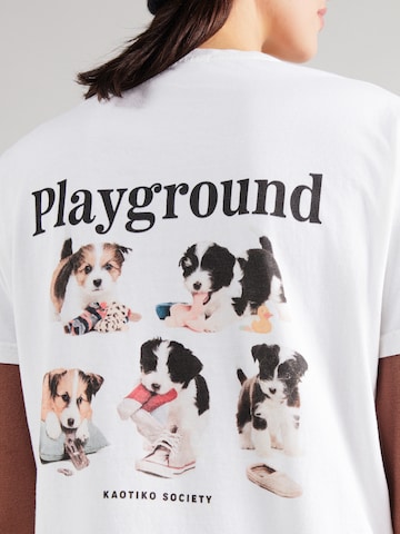 Kaotiko T-shirt 'NAUGHTY PUPPIES' i vit