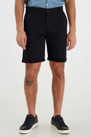 !Solid Regular Chino 'Rockcliffe' in Blauw: voorkant