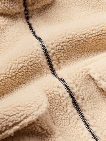 Geacă de iarnă de la Thinking MU pe alb