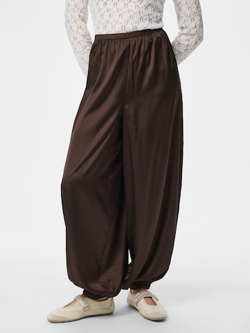 Barrel Pantaloni 'PCFesta' di PIECES in marrone: frontale