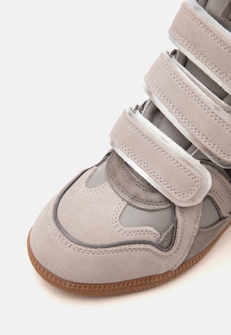 Sneaker înalt 'Mavis' de la STEVE MADDEN pe gri