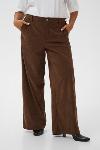 Wide Leg Pantalon 'Freja' KAFFE CURVE en marron : devant