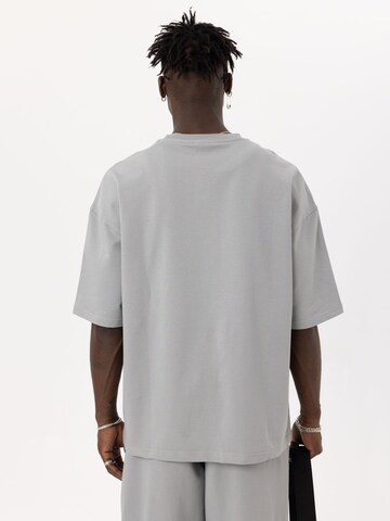 Tricou 'Gaura' de la VAMOS CLO pe gri