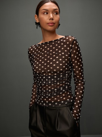 Next Pluus, värv must: eest vaates