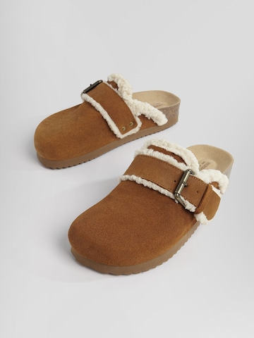 Bershka Slipper in Brown