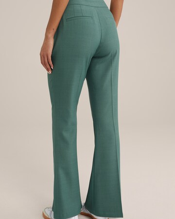 Flared Pantaloni con piega frontale di WE Fashion in verde