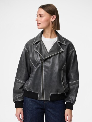 Veste mi-saison 'PCFEMMA' PIECES en noir : devant