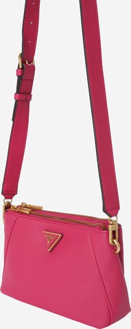 GUESS Skuldertaske 'LARYN' i pink