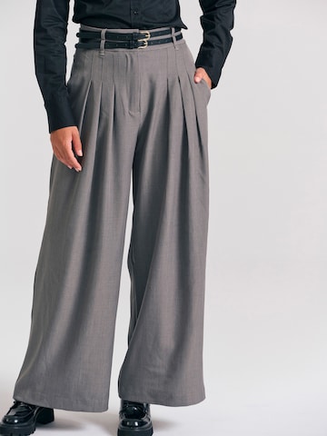 Funky Buddha Широка кройка Панталон с набор в сиво: отпред