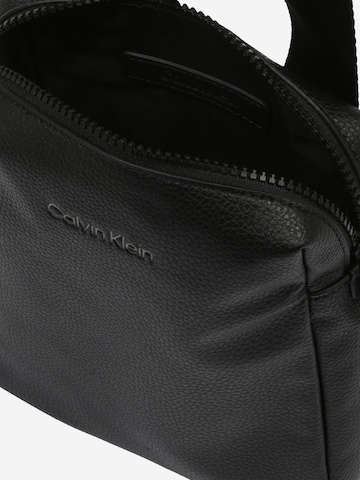 Calvin Klein Taška přes rameno – černá