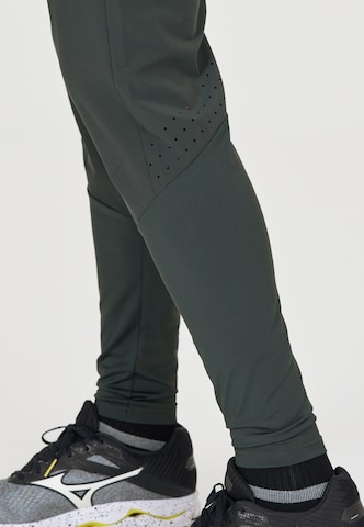 Virtus Tapered Sportbroek 'BLAG V2 M Hyper' in Groen