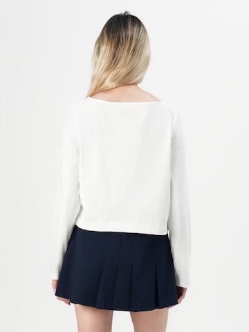 Tricou de la GAP pe alb