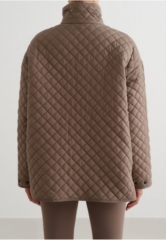 Aim'n Tussenjas in Bruin